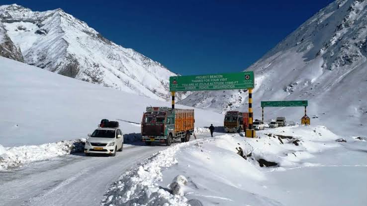 Subject to fair weather and road clearance, post green signal from BRO, LMVs with anti skid chain shall be allowed from Sonamarg towards Minamarg timing 1100hrs to 1500hrs.