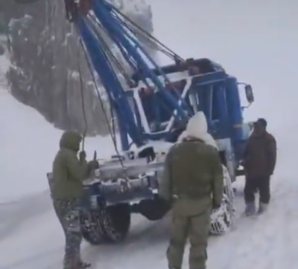 Around 20 Vehicles Rescued at Zojila Top Amid Heavy Snowfall