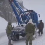 Around 20 Vehicles Rescued at Zojila Top Amid Heavy Snowfall