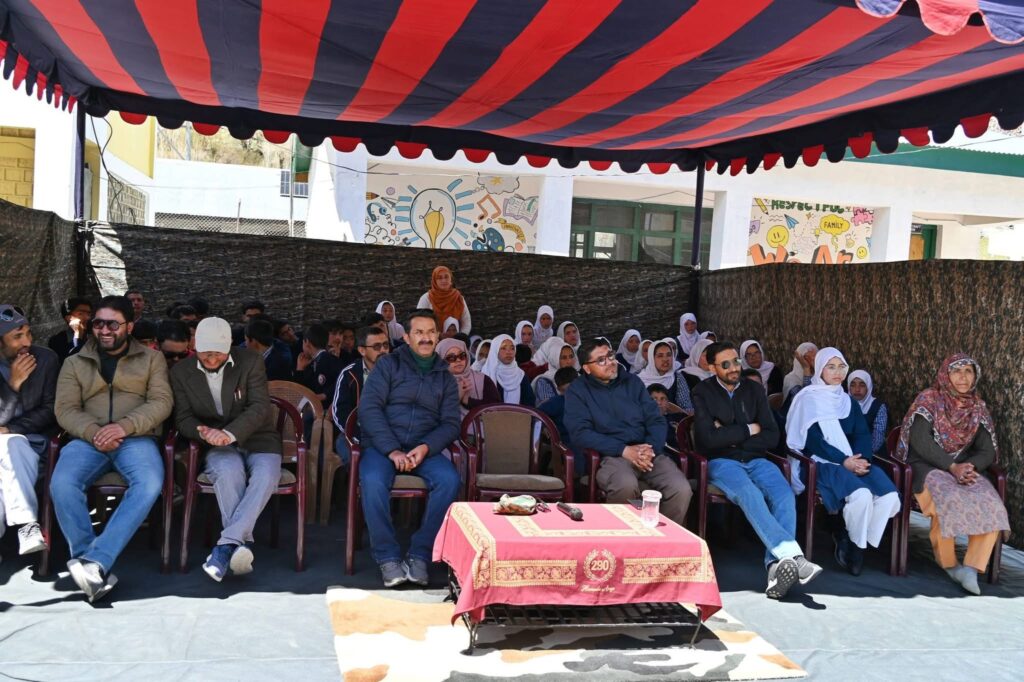 𝐈𝐧𝐝𝐢𝐚𝐧 𝐀𝐫𝐦𝐲 𝐎𝐫𝐠𝐚𝐧𝐢𝐬𝐞𝐬 𝐈𝐧𝐭𝐞𝐫𝐬𝐜𝐡𝐨𝐨𝐥 𝐃𝐞𝐛𝐚𝐭𝐞 𝐂𝐨𝐦𝐩𝐞𝐭𝐢𝐭𝐢𝐨𝐧 𝐨𝐧 𝐖𝐨𝐫𝐥𝐝 𝐄𝐧𝐠𝐥𝐢𝐬𝐡 𝐃𝐚𝐲 𝐚𝐭 𝐏𝐌 𝐒𝐡𝐫𝐢 𝐆𝐨𝐯𝐭 𝐇𝐢𝐠𝐡 𝐒𝐜𝐡𝐨𝐨𝐥 𝐓𝐡𝐚𝐬𝐠𝐚𝐦 𝐃𝐫𝐚𝐬𝐬