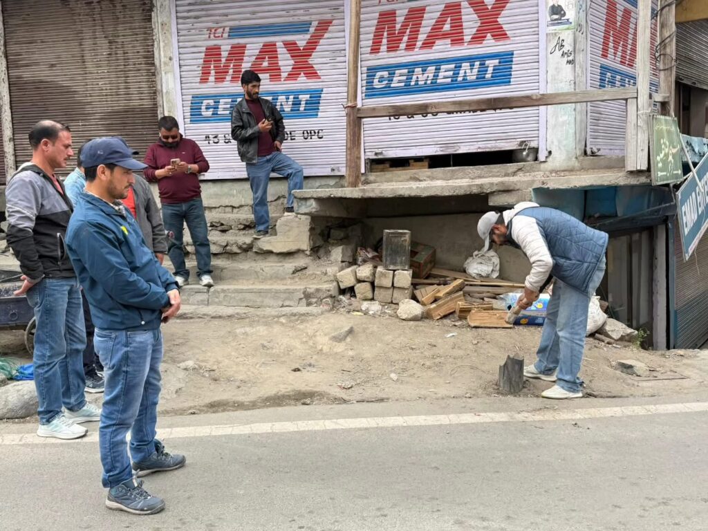 LG Ladakh’s Directions Spur Major Drive to Remove Unnecessary Poles, Wires in Kargil Bazaar
