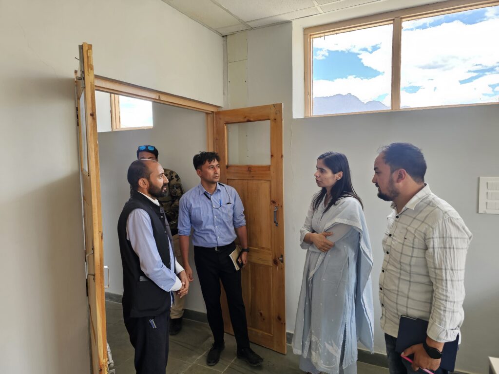  Administrative Secretary, Social & Tribal Welfare, UT Ladakh Nidhi Malik Reviews Progress of Under-Construction Welfare Institutions in Kargil